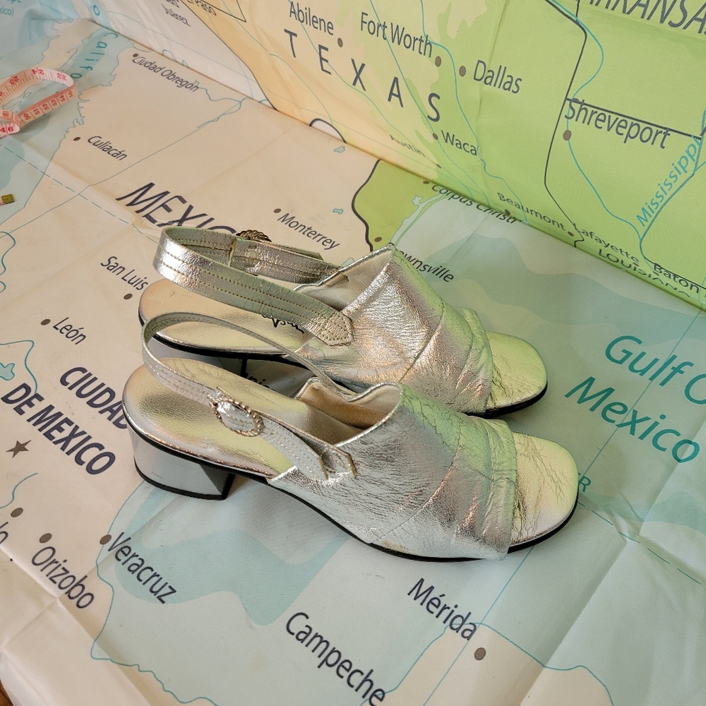 Vintage Thom McAn Silver Women's Slingback Sandals With A Chunky Heel Size 7.5